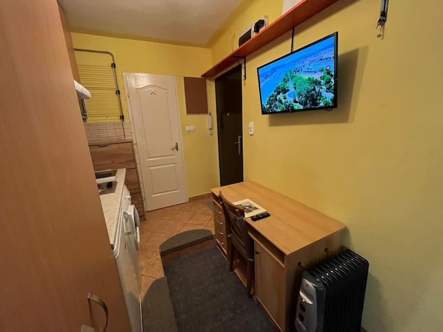Tiny Private Apartment In Central Buda. Budapest Exteriör bild